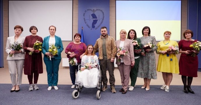 Президент України закликав усіх подякувати нашим медсестрам та медбратам